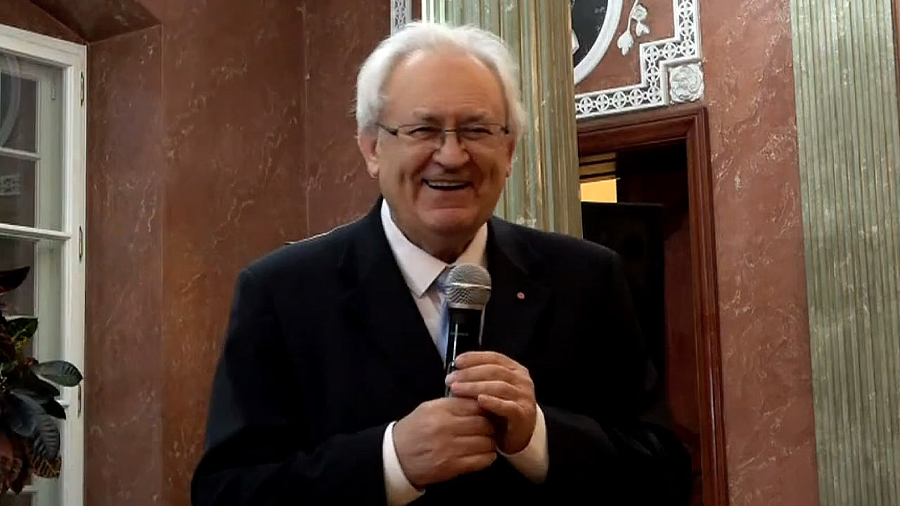 Statuetka Pana Cogito dla prof. Włodzimierza Boleckiego